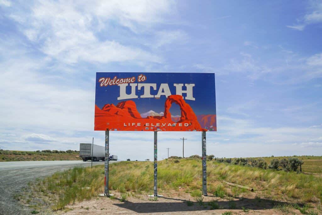 Welcome to Utah sign beside highway